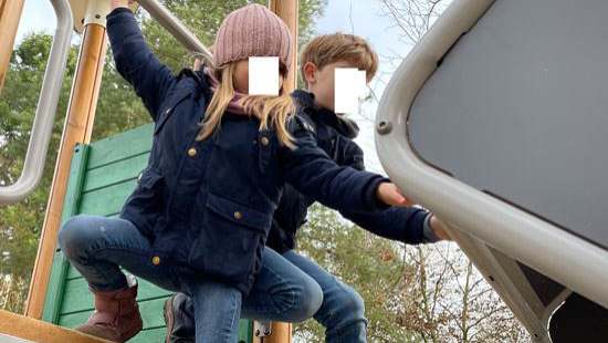 Zwei Kinder klettern gemeinsam auf einem Spielplatzgerät Kinder, Spielplatz, Bewegung, Klettern, Motorik, Kooperation, Spiel,