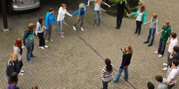 Schülerinnen und Schüler stärken ihre Klassengemeinschaft klassengemeinschaft, gruppenaktivität, schüler, teamwork, gemeinschaft, pädagogik, gruppendynamik