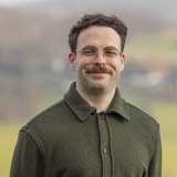 Portraitfoto Mann grüne Kleidung