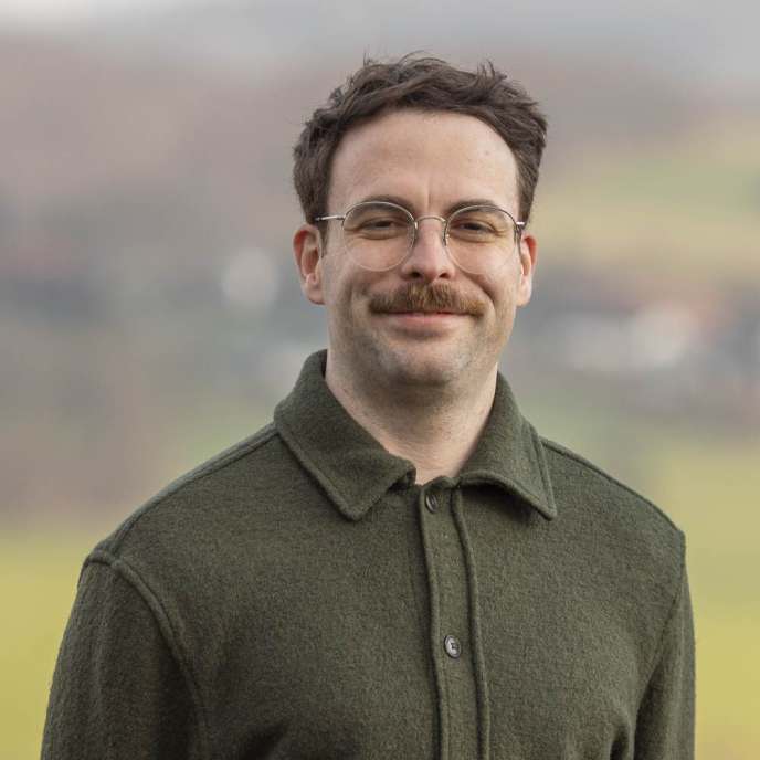 Portraitfoto Mann grüne Kleidung