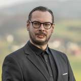 Portraitfoto Mann schwarze Kleidung