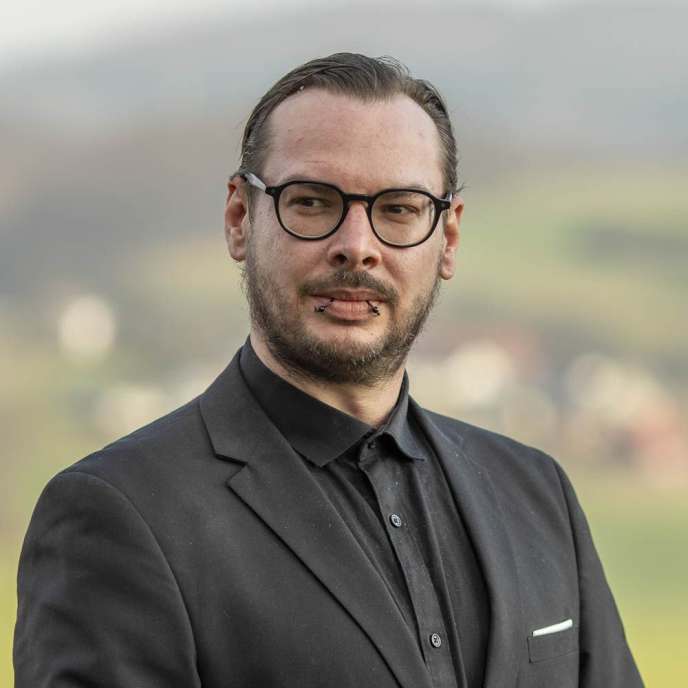 Portraitfoto Mann schwarze Kleidung