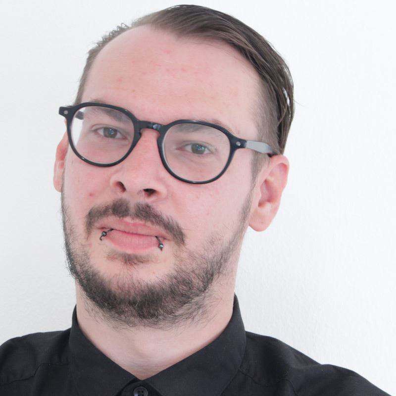  Mann blickt symphatisch in die Kamera