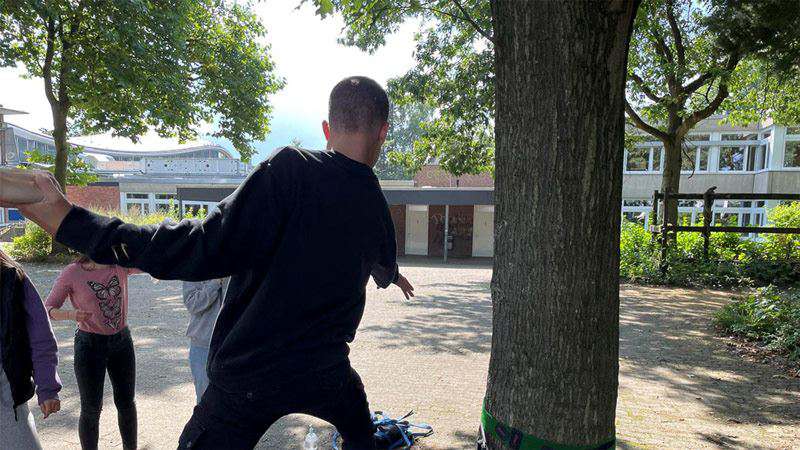 Ein Schüler balanciert