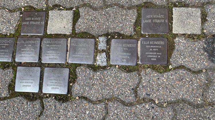 Stolpersteine im Gehweg 