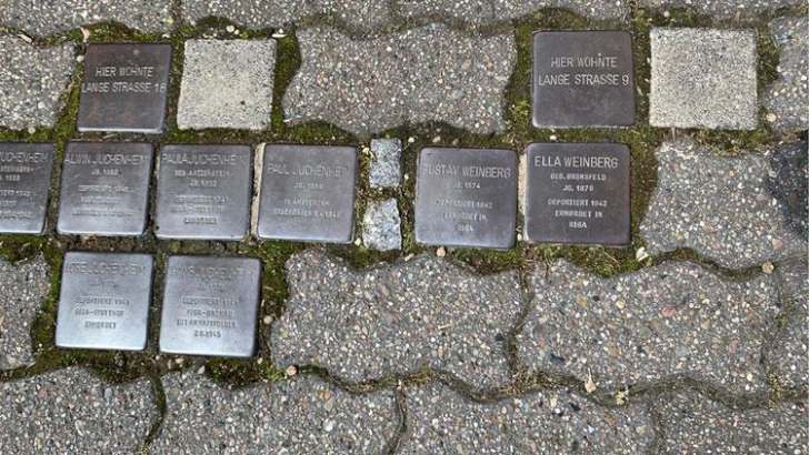 Stolpersteine im Gehweg 