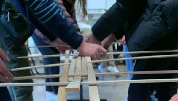 fit for future, teamwork, holzstäbe,   Jugendliche lösen gemeinsam eine Kooperationsaufgabe