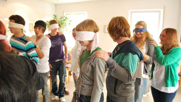  Jugendliche bewegen sich im Raum