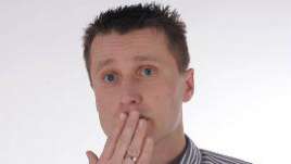 körpersprache, mann, hand, mund, emotionen, schwierige situation  Ein Mann mit der Hand vor dem Mund