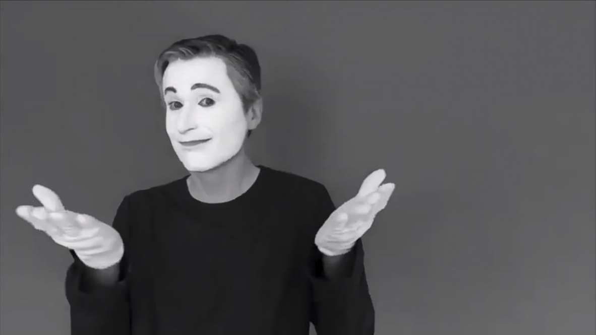 Ein Pantomime in schwarz-weißer Darstellung