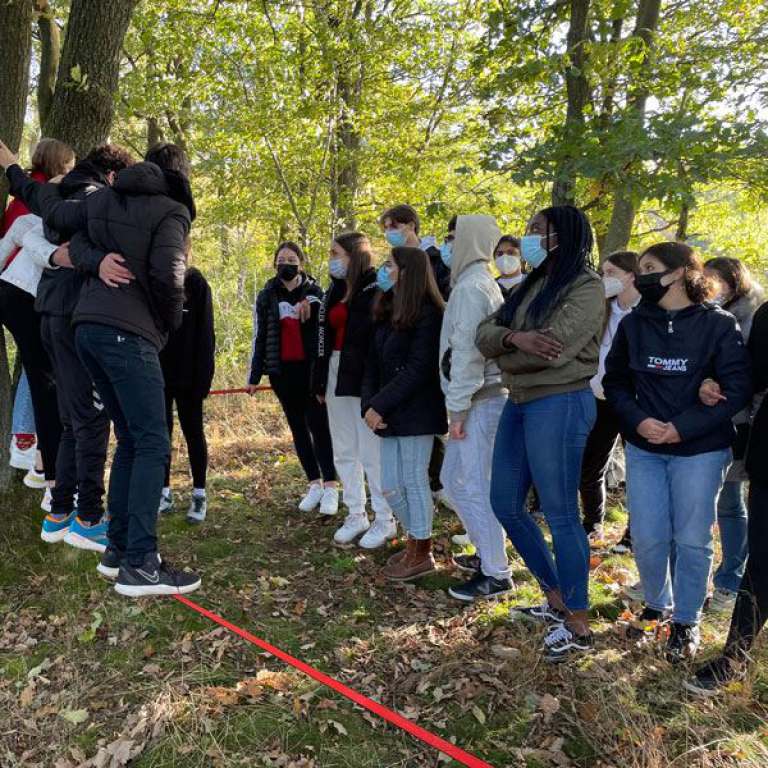 Jugendgruppe beim Teamtraining auf der Slackline